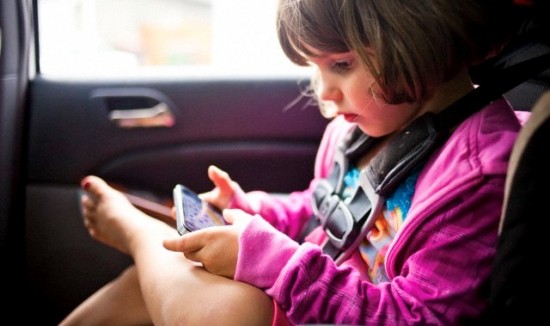 han che be choi dien thoai