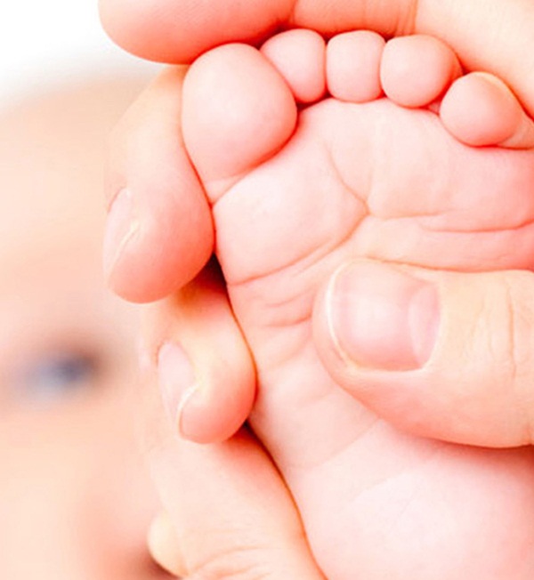 massage ban chan cho be so sinh ngu ngon