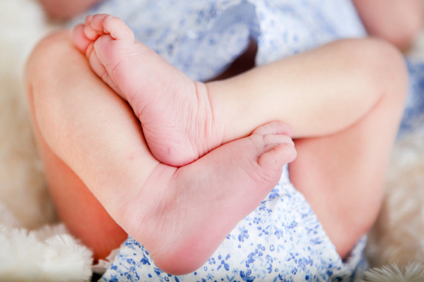 tre so sinh dau nhuc o chan