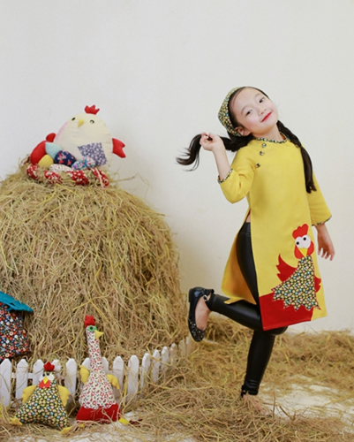 ao dai cach tan cho be gai dang suong