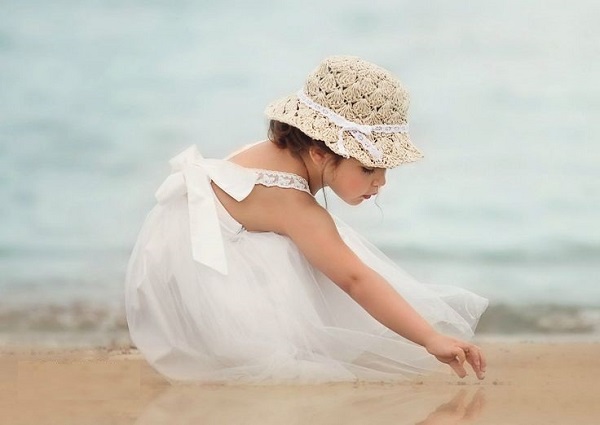 dam-be-gai-7-tuoi-voi-sac-trang-tinh-khoi-va-phu-hop-voi-mua-he1