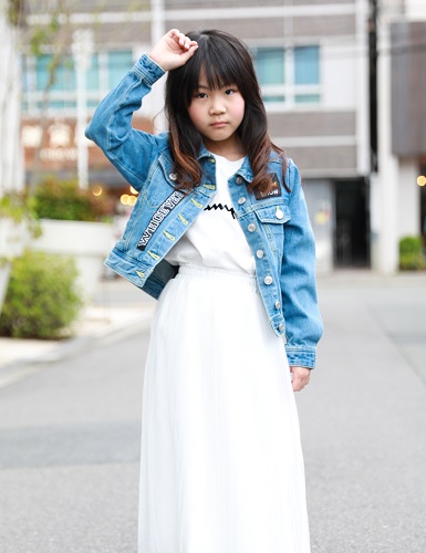 dam-be-gai-7-tuoi-voi-sac-trang-tinh-khoi-va-phu-hop-voi-mua-he12