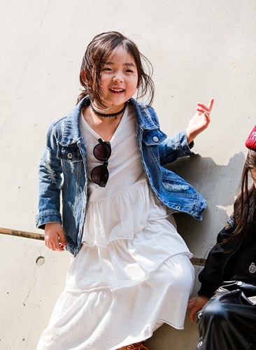 dam-be-gai-7-tuoi-voi-sac-trang-tinh-khoi-va-phu-hop-voi-mua-he13