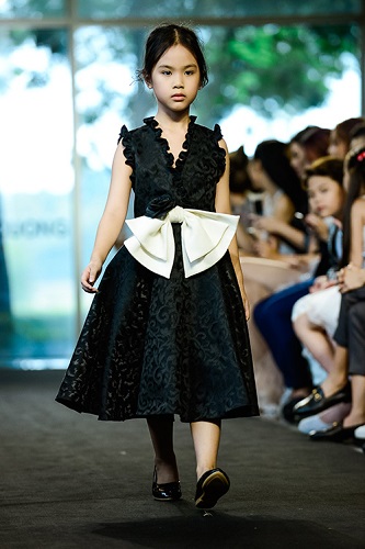 dam-du-tiec-cho-be-gai-15-tuoi-da-dang-nhieu-mau-ma-hot7