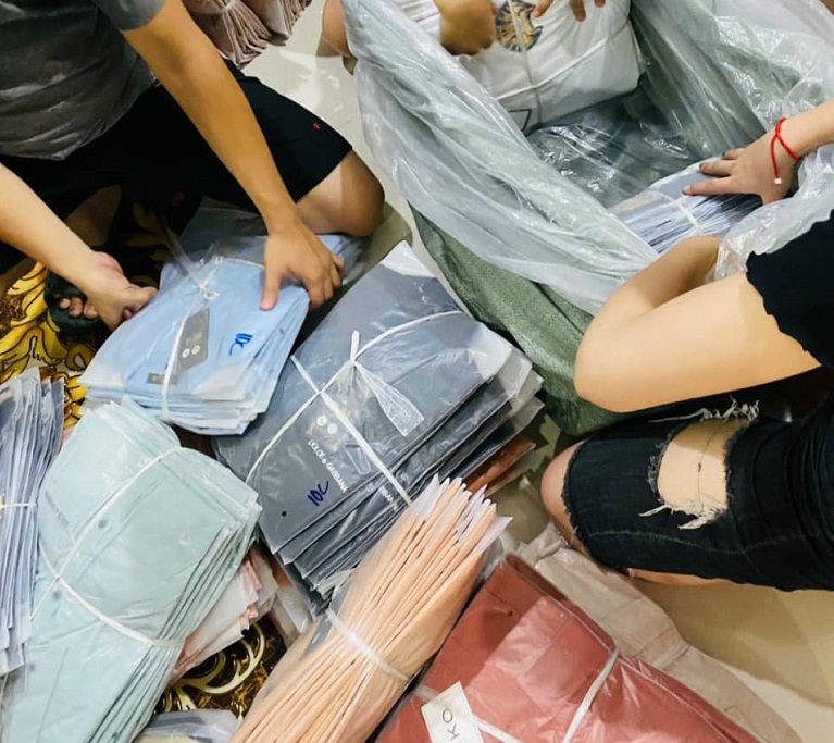 1 ri quần áo trẻ em (1 zi hay 1 dây) là tổng hợp các kích thước theo thứ tự của một sản phẩm. Một cách đơn giản dễ hiểu hơn thì 1 ri là tất cả các size của sản phẩm đó.