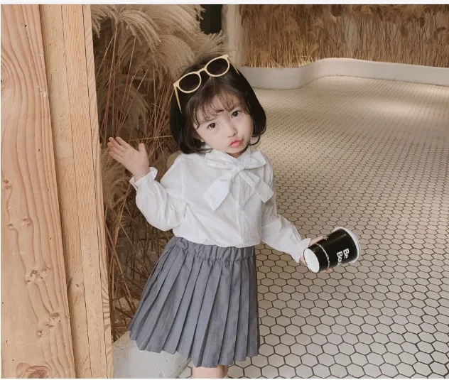 áo sơ mi bé gái mix với chân váy