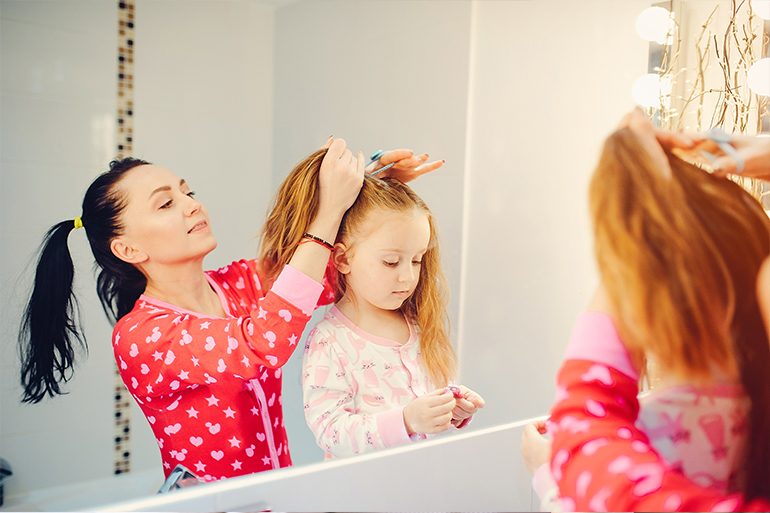 Khi buộc tóc sẽ giúp bé dễ thương hơn rất nhiều