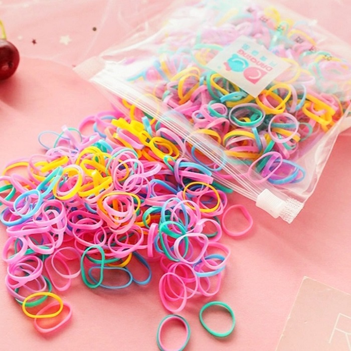 Nên dùng dây thun mềm để cột tóc cho bé