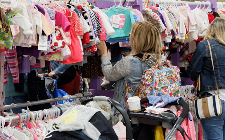 Nên lựa chọn áo sơ mi trẻ em ở những cửa hàng uy tín